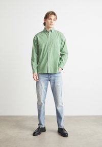 BOSS TROY - Traperice ravnih nogavica - bright blue