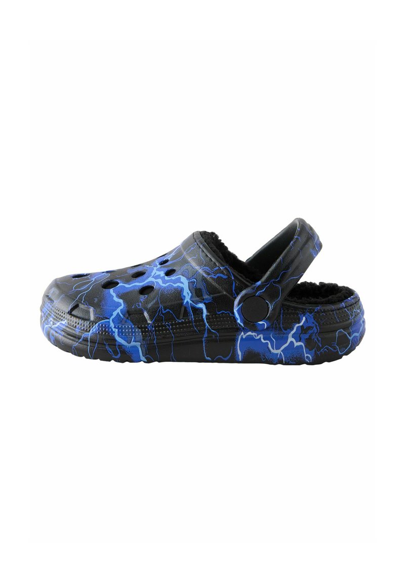 Sabot noir avec un motif d'éclairs bleus, comportant des trous de ventilation et une sangle arrière, sur un fond blanc.