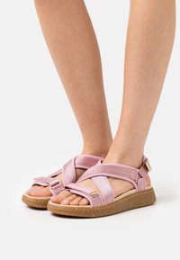 Woden Sandaalit nilkkaremmillä - light pink
