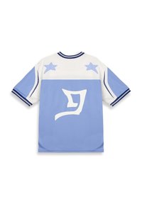 Jersey de manga corta en azul claro y blanco que presenta dos estrellas y un gran diseño gráfico blanco en la parte posterior. Cuello de rayas horizontales.