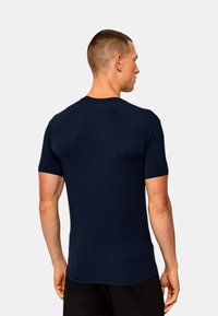 T-shirt blu navy a maniche corte con scollo rotondo, realizzata in tessuto morbido, design aderente e senza motivi o loghi visibili.