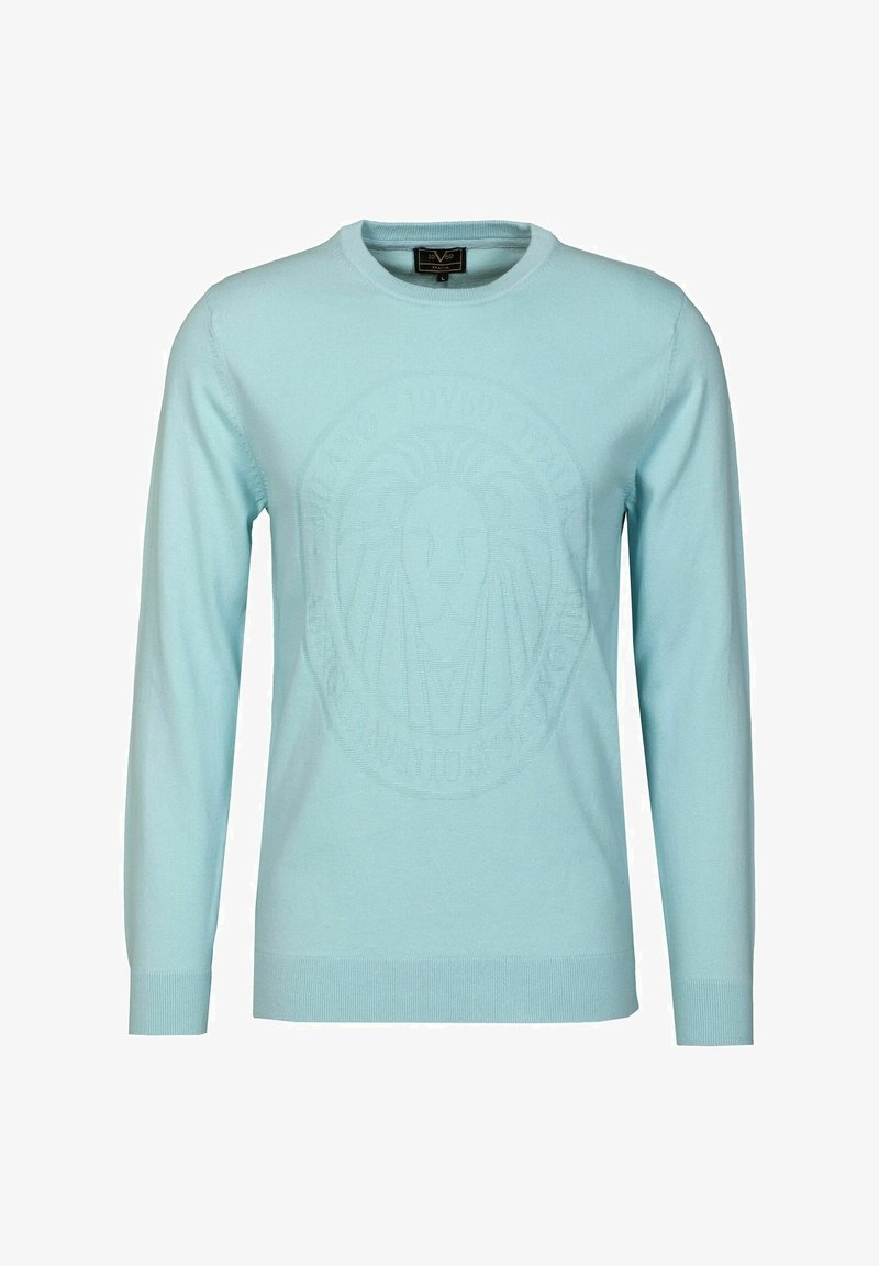 Pull en tricot bleu clair à manches longues et col rond. Il présente un logo de lion embossé au centre et des poignets côtelés.