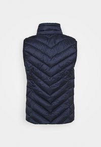 Granatowa pikowana kamizelka z wysokim kołnierzem, z przeszyciami w kształcie litery V i gładką teksturą. Brak widocznych metalowych elementów lub kieszeni.