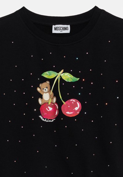 Μαύρο πουκάμισο με λαμπερά πουά, με ένα αρκουδάκι που κρατά δύο κεράσια με φύλλα, από την ετικέτα Moschino Kid.