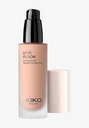 Bouteille de fond de teint Love Fusion 24H Moisture Radiant de KIKO Milano avec pompe noire et bouchon rose pâle retiré.
