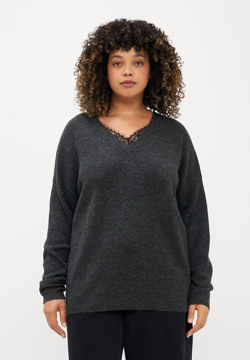 Suéter cinza escuro com decote em V, apresentando delicados detalhes em renda preta, mangas longas e um corte descontraído. Textura suave e design minimalista.