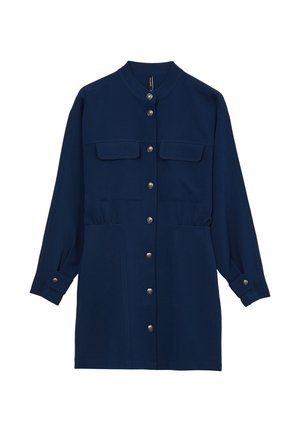 Abbigliamento blu navy con colletto rialzato, chiusura a bottone automatico, due tasche sul petto e maniche lunghe con polsini abbottonati, realizzato in tessuto morbido.