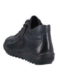 Schwarze Leder-Ankle-Boots mit strukturierten silbernen Akzenten, einem runden Logodetail und einer gemusterten Gummisohle. Reißverschluss für ein einfaches Anziehen.