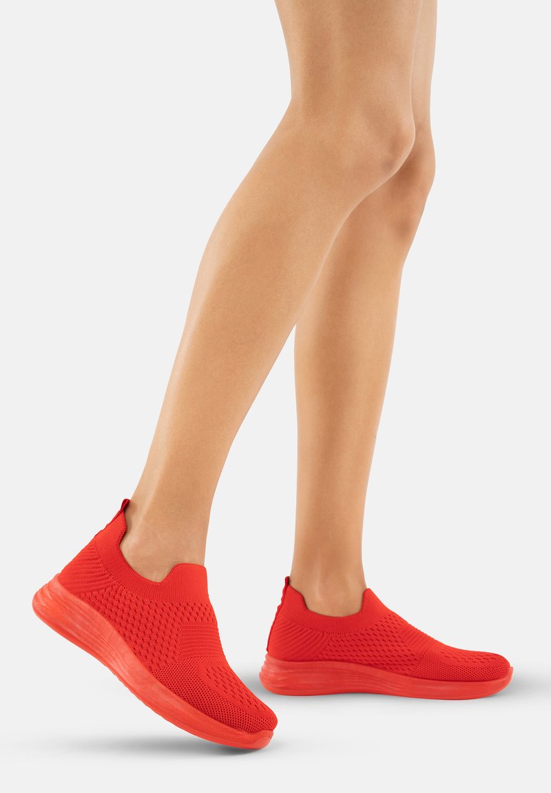 Rote Slip-On-Sneaker mit einem atmungsaktiven Mesh-Obermaterial und strukturierten Akzenten. Leichte Sohle in passender Farbe, abgerundete Zehenform.