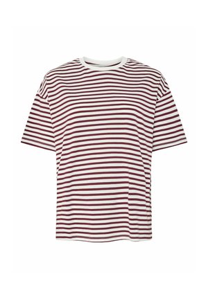 Fehér póló vízszintes bordó csíkokkal, kerek nyakkal és rövid ujjakkal, fehér háttér előtt bemutatva.