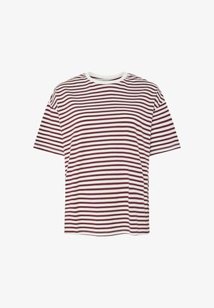 Valge T-särk horisontaalsete tumepunaste triipudega, ümara kaelusega ja lühikeste varrukatega, eksponeeritud valgel taustal.