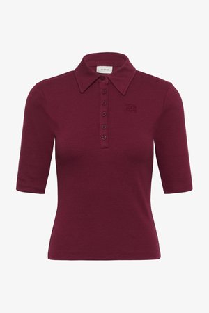 Vínová polokošeľa s krátkym rukávom s rebrovanou štruktúrou, zapínaním na gombíky, špicatým golierom a jemne vyšívaným logom na hrudi.
