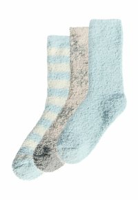 Tres pares de calcetines de felpa en tonos de azul y gris: uno sólido en azul claro, uno gris claro con finas rayas azules, y uno sólido en gris pálido.