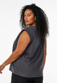 Zizzi ÄRMELLOSE MIT SCHULTERPOLSTERN - Basic T-shirt - asphalt
