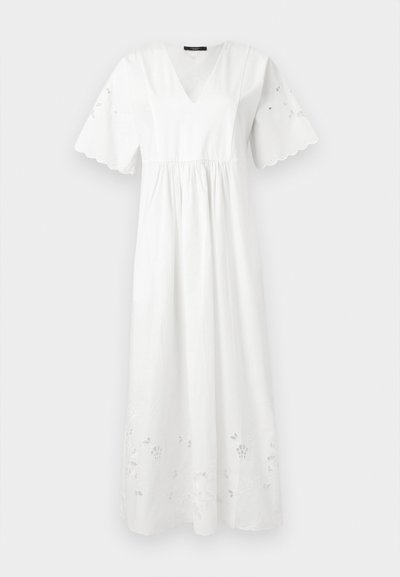 Robe midi blanche avec col en V, manches courtes festonnées avec détails ajourés, taille froncée et broderie florale découpée à l'ourlet.