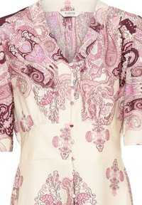 Robe crème avec motif floral cachemire rose et bordeaux, manches courtes, boutons sur le devant et col en V.