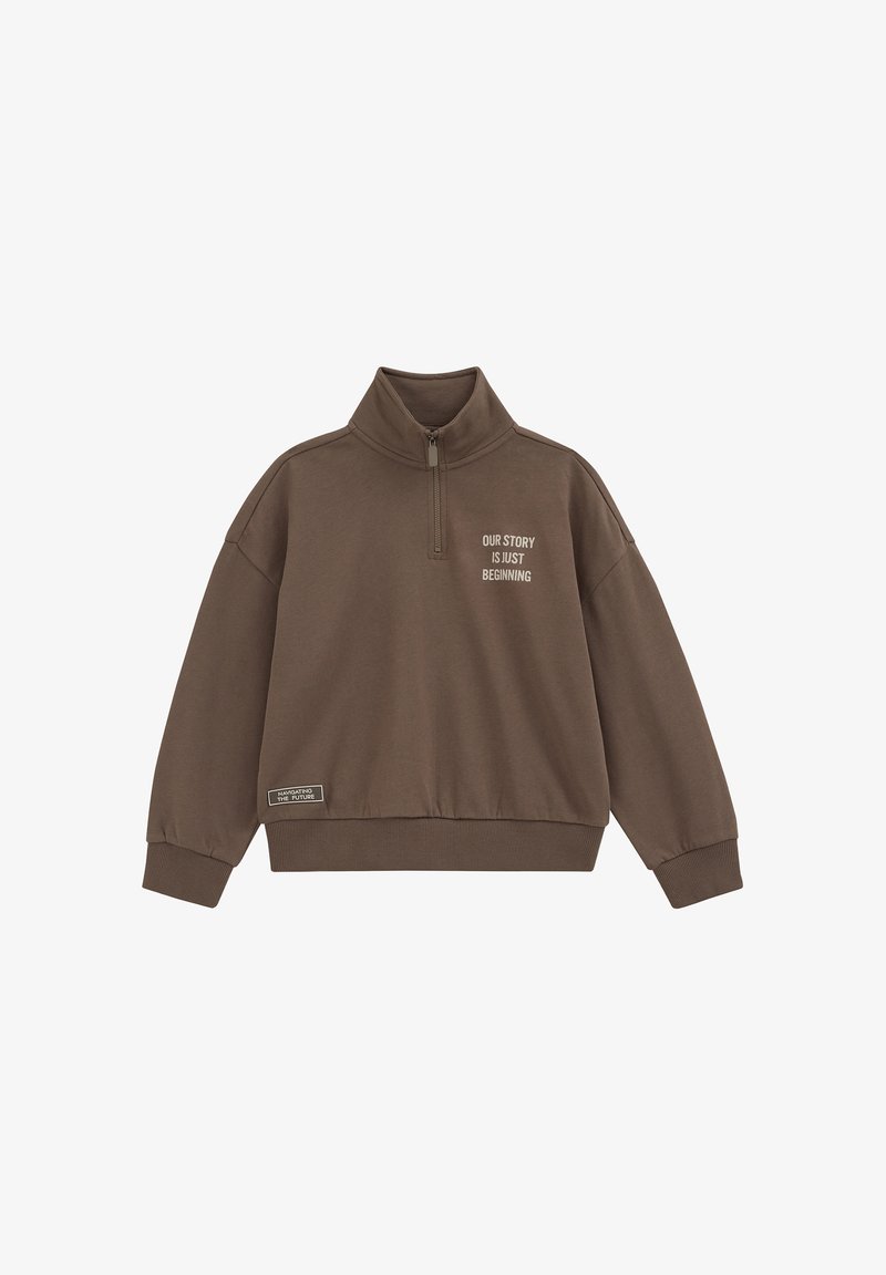 Sweat-shirt marron à fermeture éclair quart, poignets et ourlet côtelés, texte « NOTRE HISTOIRE NE FAIT QUE COMMENCER » sur la poitrine, et écusson « NAVIGUER VERS LE FUTUR » près de la taille.
