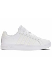 Sneakers atletici bianchi realizzati in materiale sintetico liscio, con un profilo basso, caratterizzati da sei occhielli per i lacci e tre sottili strisce laterali.