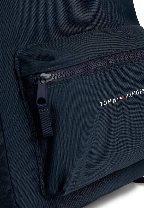 ESSENTIAL UNISEX – Tagesrucksack