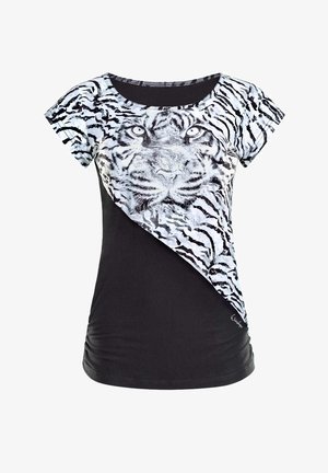 Schwarz-weißer T-Shirt mit kurzen Ärmeln, das ein Tigergesicht-Design zeigt, mit einem diagonalen Nahtdetail und strukturiertem Stoff in der oberen Hälfte.