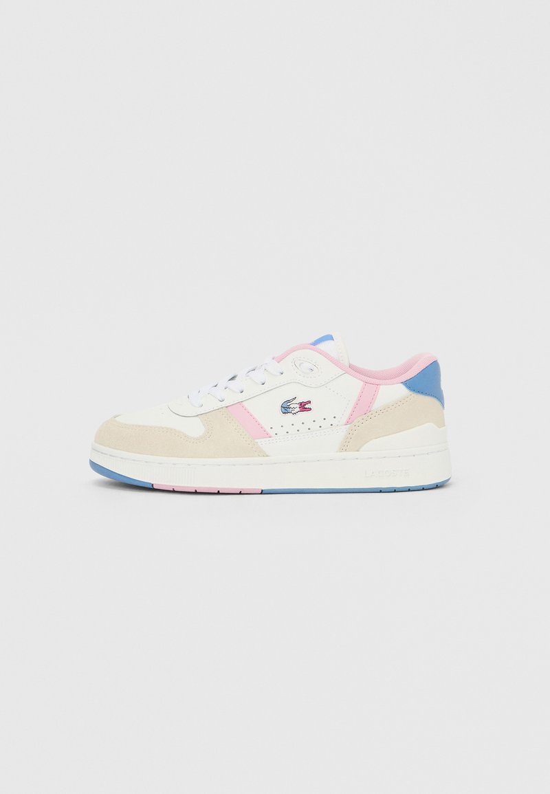 Αθλητικό παπούτσι Lacoste σε λευκό δέρμα και σουέτ ανοιχτού καφέ χρώματος. Διαθέτει ροζ και μπλε λεπτομέρειες, υφασμένες επιφάνειες και λευκά κορδόνια με ελαστική σόλα.