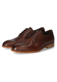 Chaussures habillées en cuir marron avec une surface lisse et texturée, bout arrondi, lacets et semelle en caoutchouc beige clair.