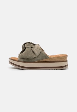 Kileplatforms-sandaler med gråt ruskind øverste del med stor sløjfedetalje og lagdelt brun og cremefarvet sål.