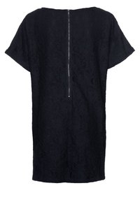 Černé krajkové šaty s volným střihem, krátkými rukávy a zadním zipem. Obsahují složité paisley vzory po celém povrchu.