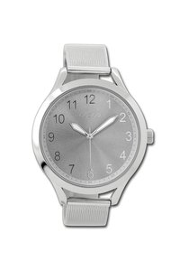Montre argentée avec un bracelet métallique, cadran rond, fond gris, chiffres arabes et deux aiguilles argentées. Logo de la marque visible en haut.