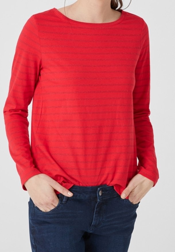 Camicia rossa a maniche lunghe con sottili strisce orizzontali, scollo tondo, tessuto soffice e vestibilità rilassata, abbinata a jeans blu scuro.