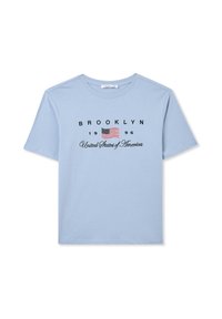 T-shirt di cotone azzurro chiaro con stampa del testo "BROOKLYN 1996" e una piccola grafica della bandiera americana in nero e rosso, collo rotondo, maniche corte.