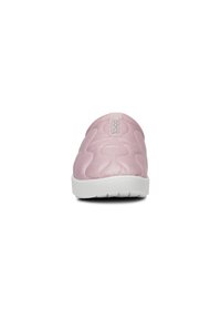 Scarpa slip-on rosa imbottita con una superficie liscia, suola bianca e un piccolo tag sul tallone. Design arrotondato con una leggera curvatura verso l'alto.