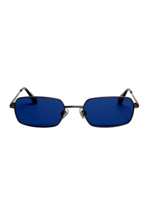 Lunettes de soleil rectangulaires avec une fine monture en métal noir et des verres teintés bleu foncé sur fond blanc.