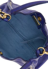 Borsa a mano in pelle blu con una superficie liscia e dettagli in oro. L'interno presenta una fodera in tessuto azzurro chiaro con righe verticali.