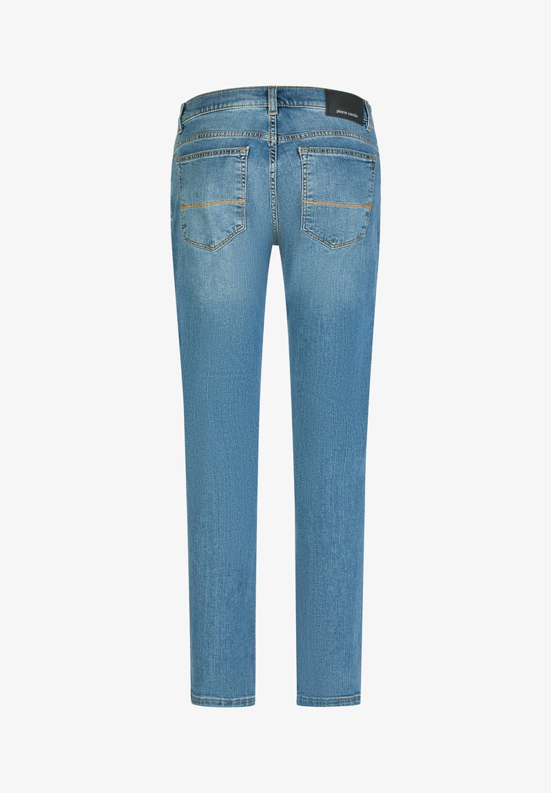 Jean en denim bleu clair avec jambes droites, deux poches arrière, coutures orange et une étiquette de marque noire sur la ceinture.