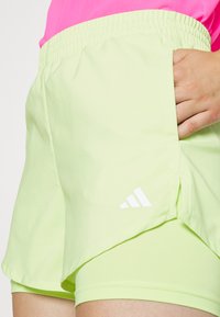 adidas Performance W MIN 2IN1 SHO - Kurze Sporthose - pulse lime