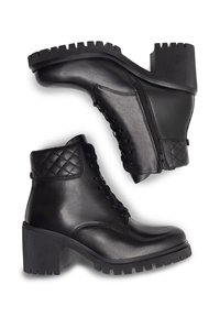 Botine negre din piele cu un design matlasat, cu șireturi în față, fermoar pe lateral și toc texturat, gros. Talpă din cauciuc cu modele pentru aderență.