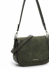 Sac bandoulière vert olive en faux daim texturé, avec des coutures blanches contrastantes et une plaque de marque métallique à l'avant.
