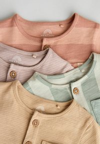 Vier babys shirts van zachte, gestreepte stof; de kleuren zijn perzik, beige, groen en lichtblauw. Elk shirt heeft houten knopen en een ronde halslijn.