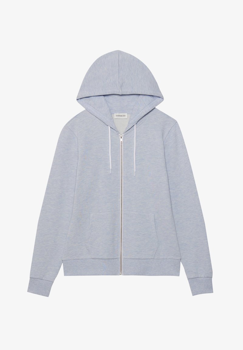 Sudadera con cremallera de color azul claro, con capucha ajustable, dos bolsillos frontales, puños acanalados y una tela suave y texturizada.