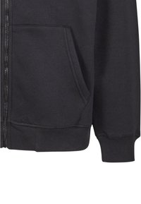 Sort zip-up hoodie lavet af blødt materiale, med en forside lynlås, to sidelommer og ribbede manchetter og nederste kant.