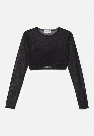 Svart langermet crop topp laget av gjennomsiktig mesh-stoff, med en samlet bustdetalj og en tettsittende design. Merket er synlig ved nakken.