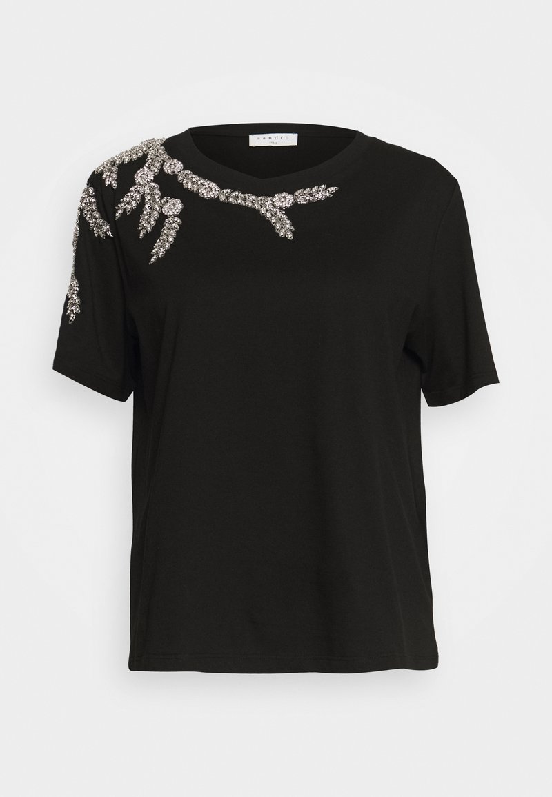 Chemise noire à manches courtes avec motif de branche en cristal argenté sur l'épaule gauche et la partie supérieure de la poitrine.