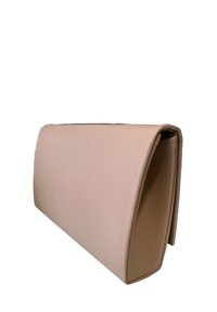 Clutch rettangolare rosa con texture, superficie liscia e leggero lucido. Presenta una forma strutturata e bordi piegati. Nessun hardware visibile.