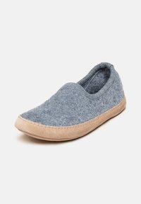 Fleecesko i grå med en beige ruskindssål, med en rund tå og et komfortabelt, fleksibelt design uden snørebånd.