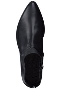 Bota de tornozelo de couro preto com bico pontiagudo, superfície lisa, fecho lateral com zipper e palmilha texturizada em preto. Apresenta um detalhe de costura minimalista.