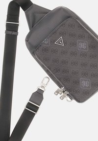 Borsa a tracolla nera con una texture a motivo, hardware argentato, chiusure con zip e una tracolla removibile. Presenta un'etichetta logo triangolare.