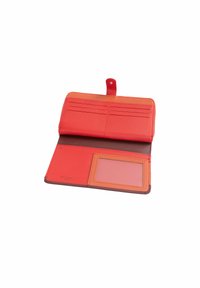 Rode leren portemonnee met een oranje interieur. Heeft meerdere kaartsleuven, een helder ID-venster en een gestructureerde buitenkant. Geopend uitzicht weergegeven.
