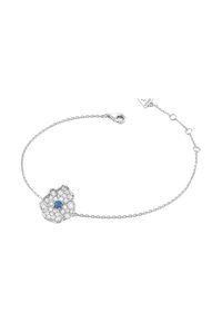 Srebrna bransoletka z motywem kwiatowym, ozdobiona niebieskim kamieniem i przezroczystymi kryształkami, na delikatnym łańcuszku z zapięciem typu karabińczyk.