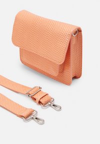 Borsa a tracolla in tessuto pesca con chiusura a patta, design in finta pelle di serpente e tracolla staccabile con ganci metallici.